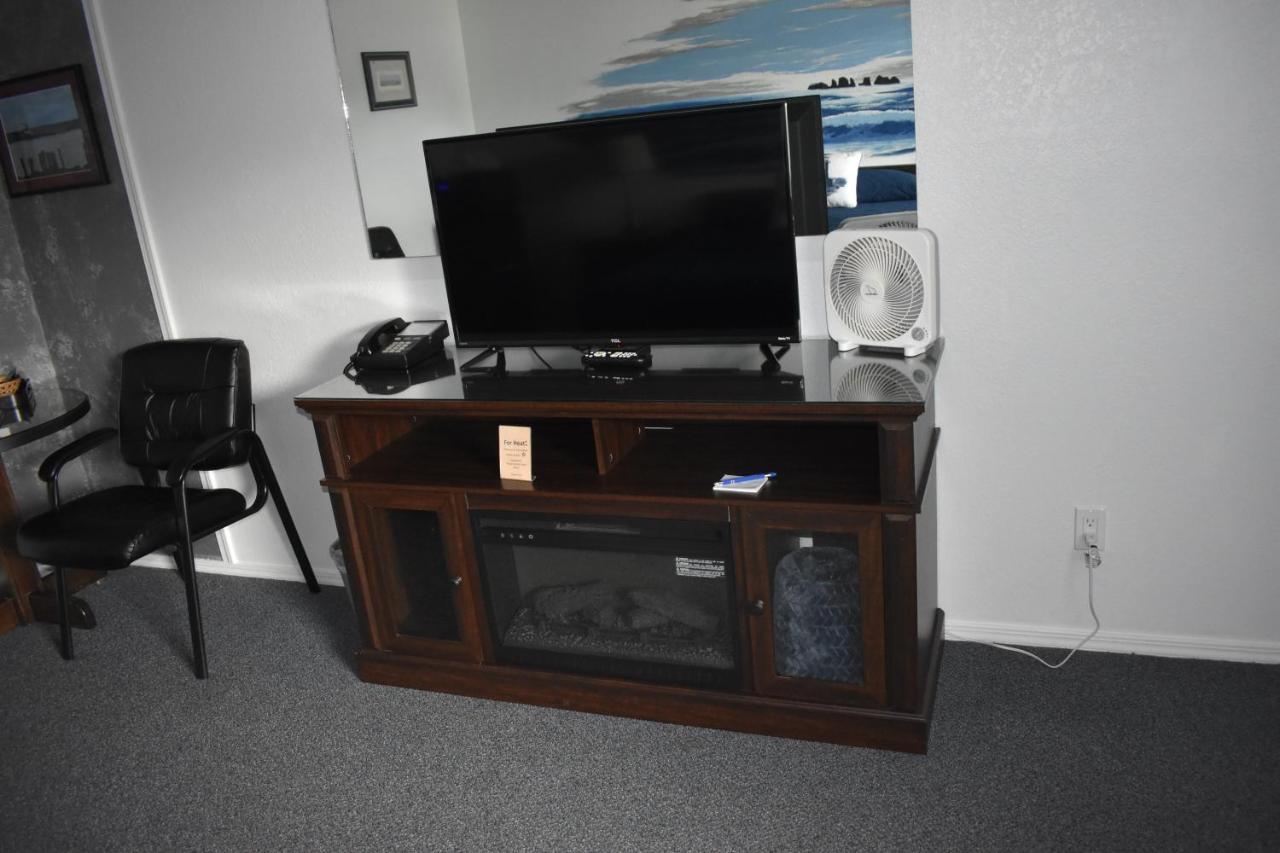Lighthouse Cove Inn Bandon Luaran gambar A typical entertainment center