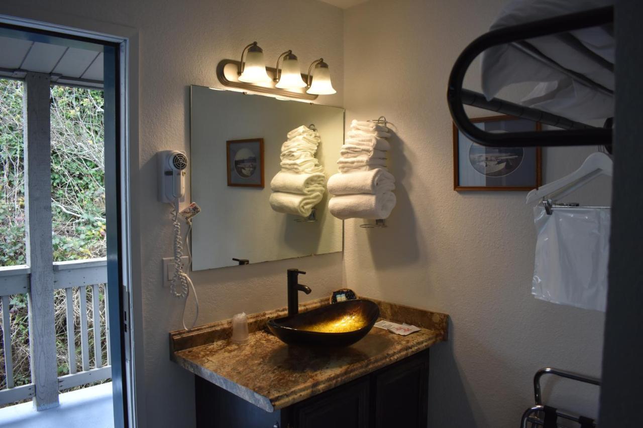 Lighthouse Cove Inn Bandon Luaran gambar A bathroom at the Inn at the Tides