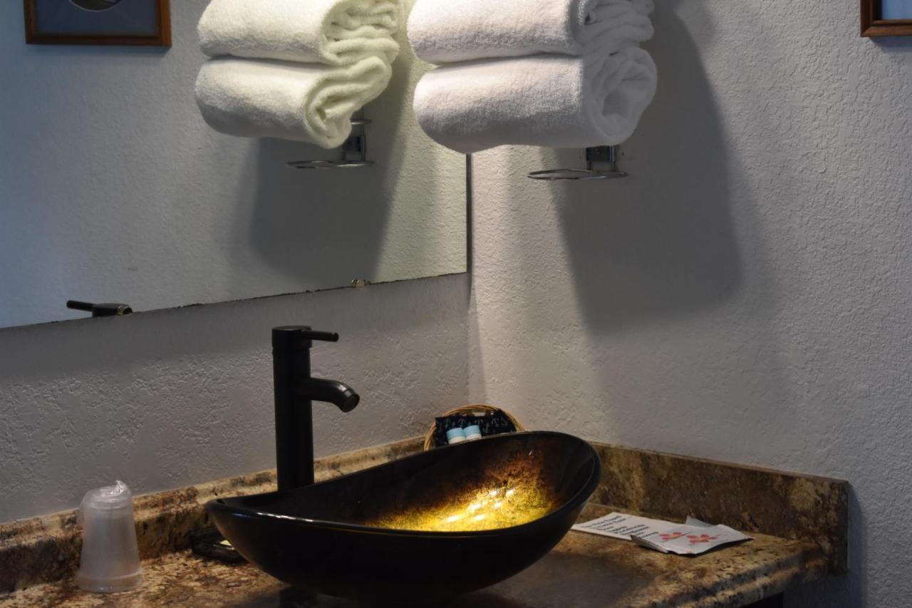Lighthouse Cove Inn Bandon Luaran gambar A vessel sink