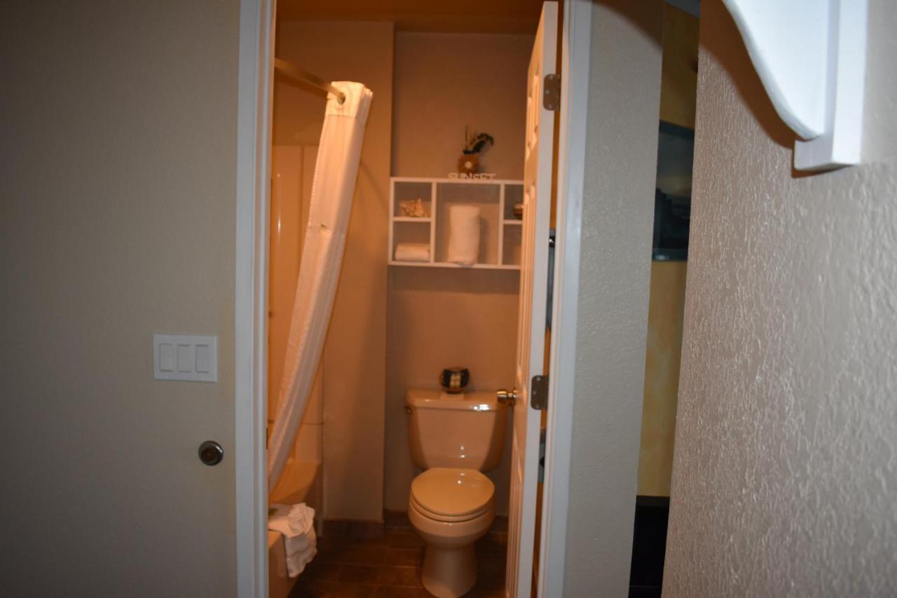 Lighthouse Cove Inn Bandon Luaran gambar A typical bathroom in a hotel room