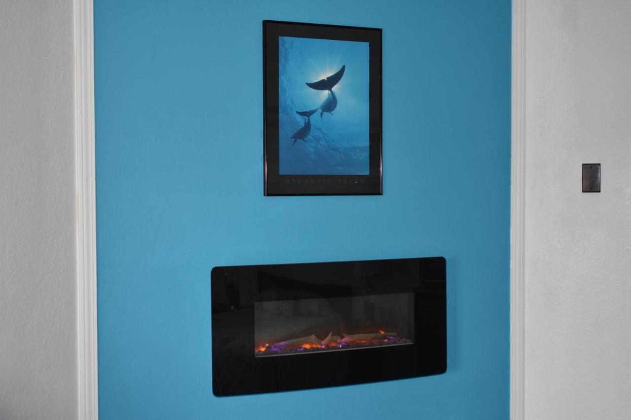 Lighthouse Cove Inn Bandon Luaran gambar A wall mounted fireplace