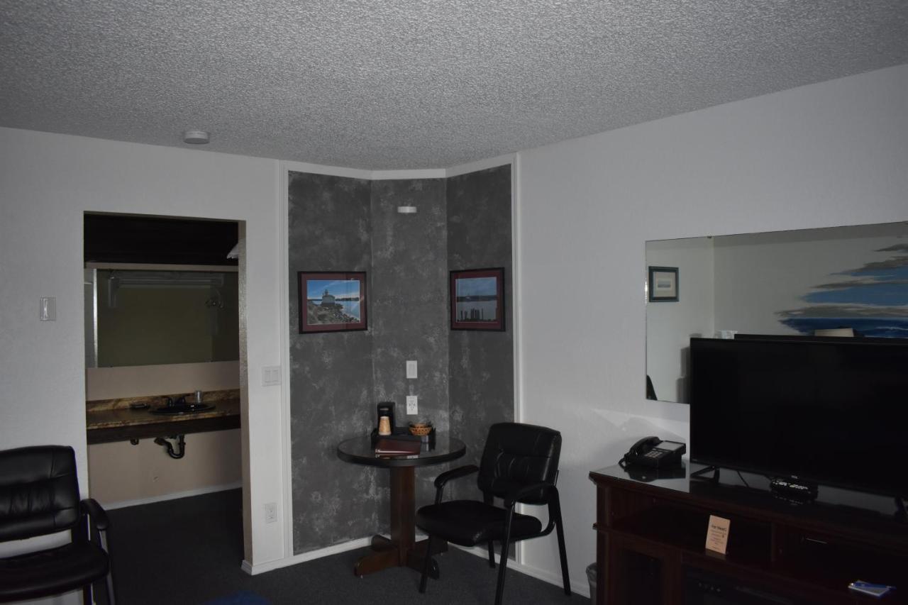 Lighthouse Cove Inn Bandon Luaran gambar A room with a wall of acoustic foam