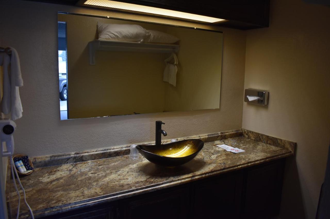 Lighthouse Cove Inn Bandon Luaran gambar Bathroom in a hotel