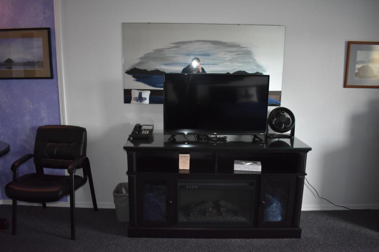 Lighthouse Cove Inn Bandon Luaran gambar A typical setup for a console gamer