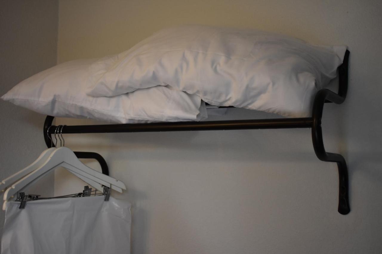 Lighthouse Cove Inn Bandon Luaran gambar A wall-mounted coat rack with a pillow on it