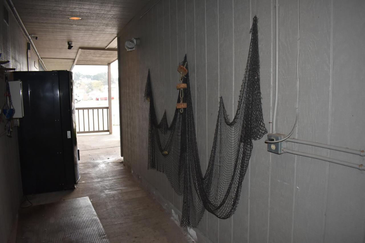 Lighthouse Cove Inn Bandon Luaran gambar A cast net hanging on a wall