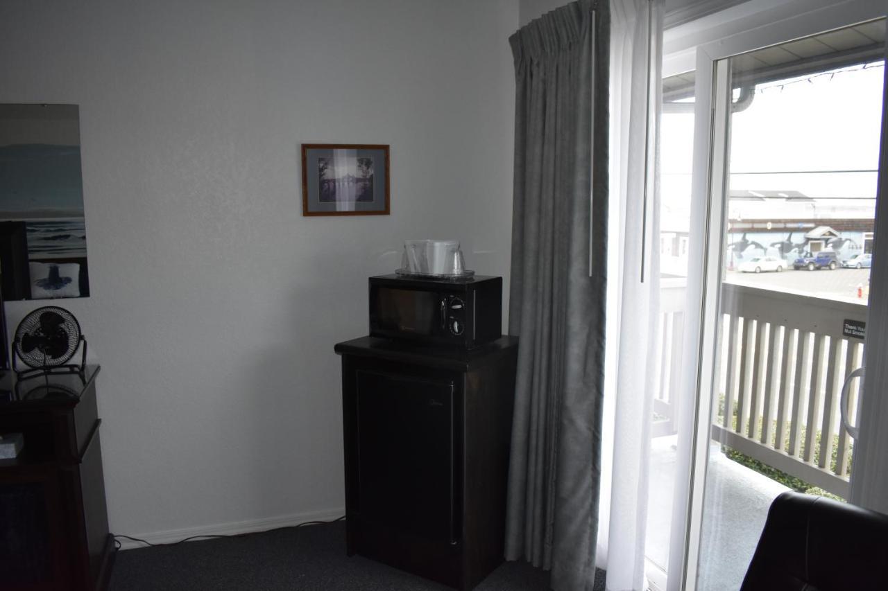 Lighthouse Cove Inn Bandon Luaran gambar A typical hotel room with a microwave and a mini-fridge