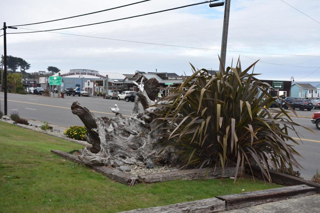 Lighthouse Cove Inn Bandon Luaran gambar Whale sculpture