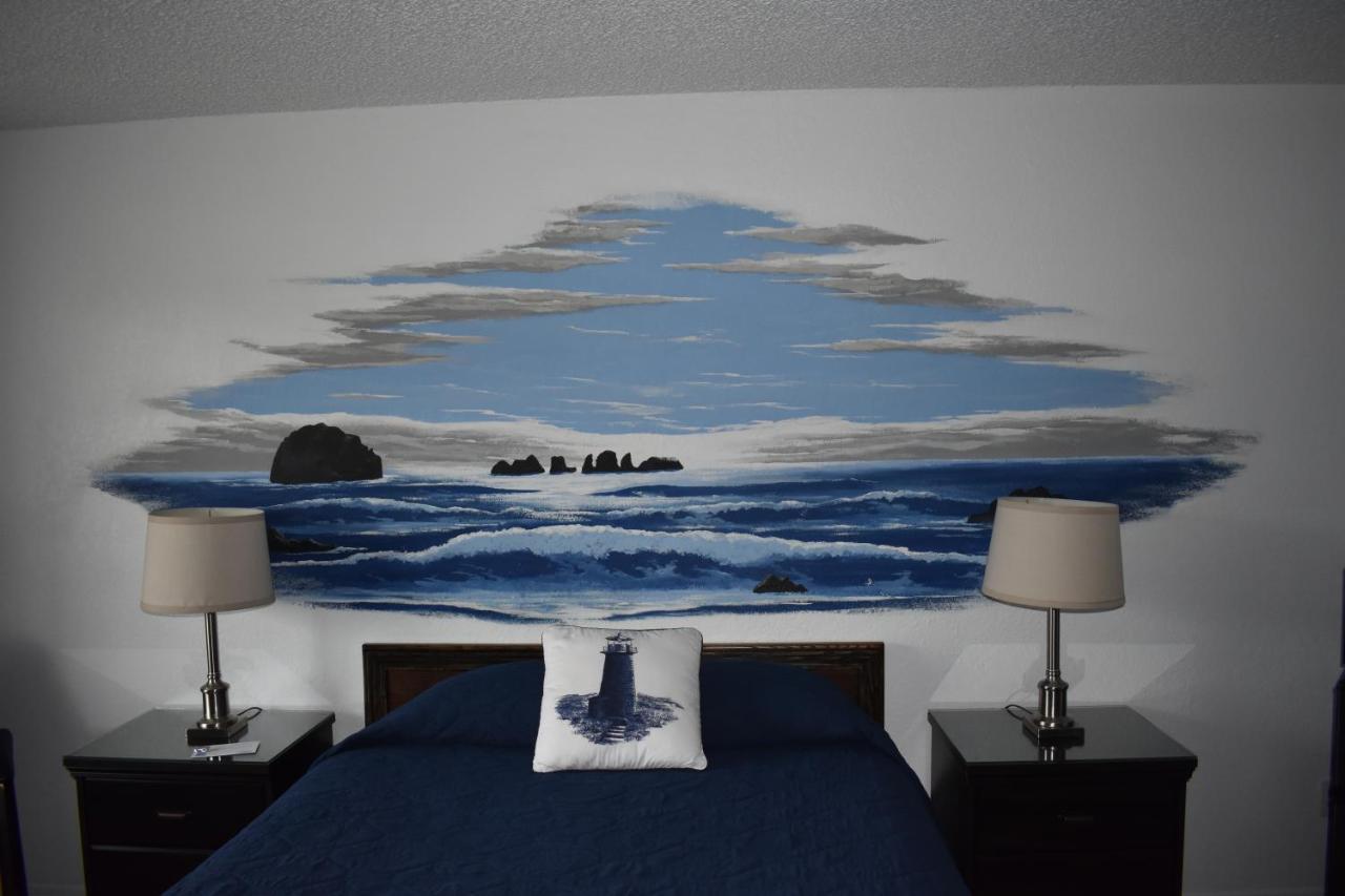 Lighthouse Cove Inn Bandon Luaran gambar Mural of the sea at the Inn at the Tides