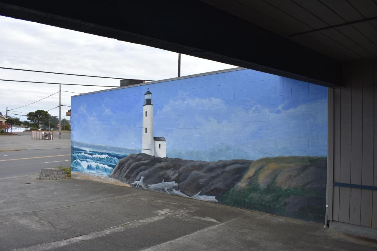 Lighthouse Cove Inn Bandon Luaran gambar Mural of Point Arena Light