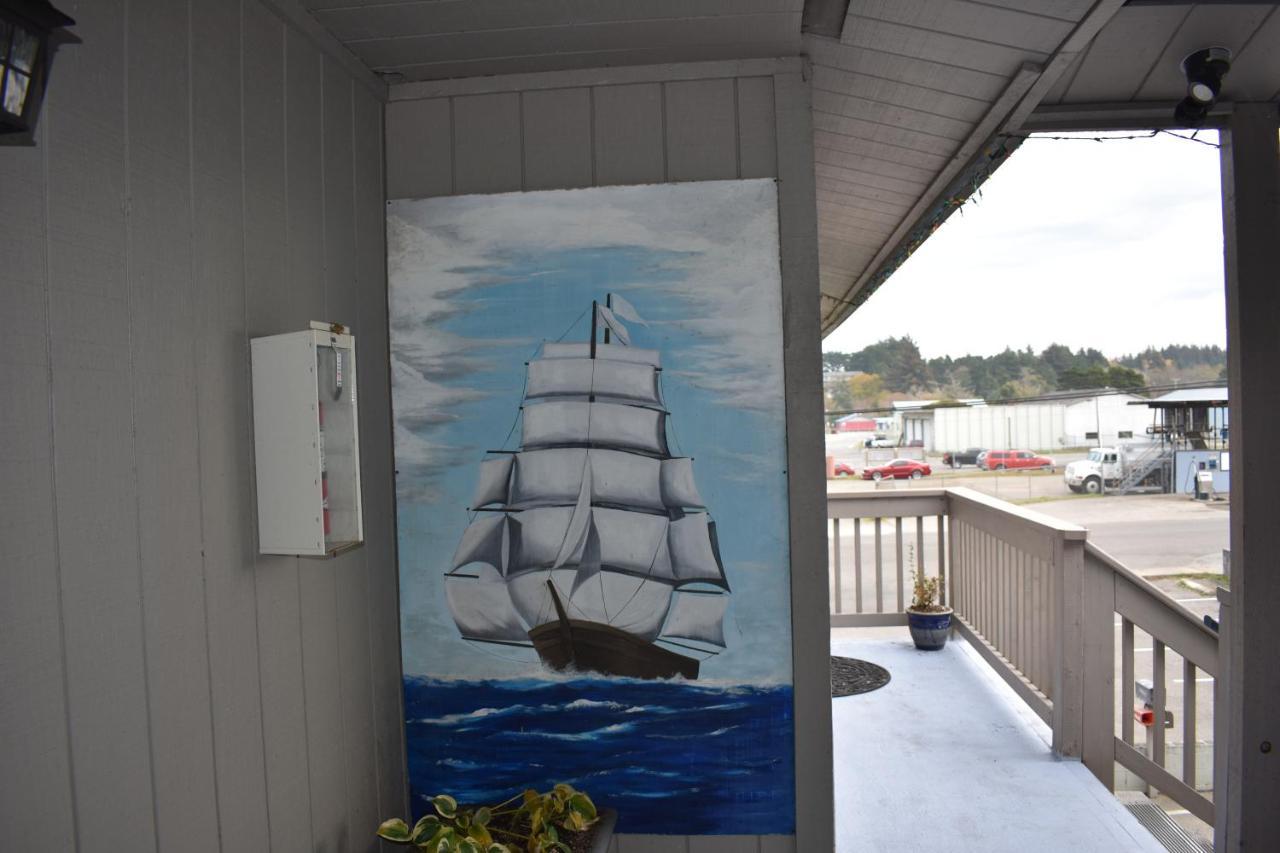 Lighthouse Cove Inn Bandon Luaran gambar A mural of the ship at the Port of Tillamook Bay