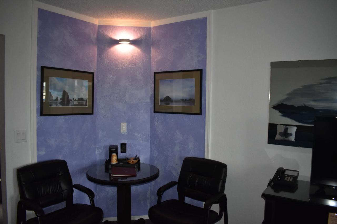 Lighthouse Cove Inn Bandon Luaran gambar A wall with a blue stucco finish