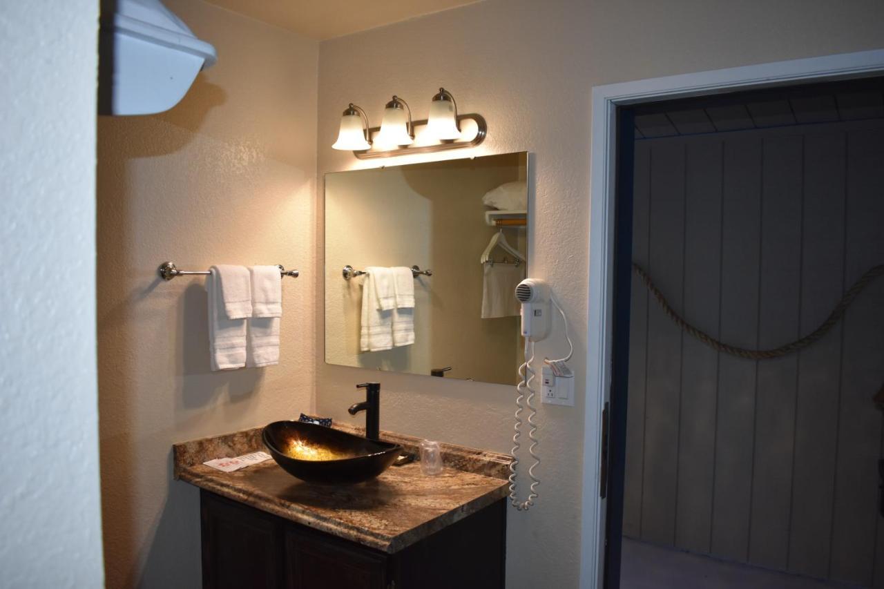 Lighthouse Cove Inn Bandon Luaran gambar A bathroom vanity