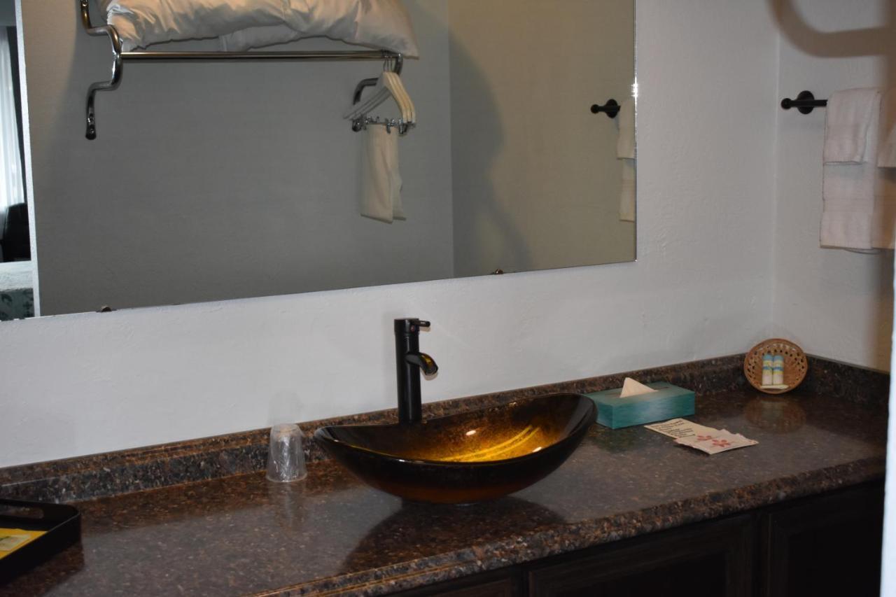 Lighthouse Cove Inn Bandon Luaran gambar A vessel sink
