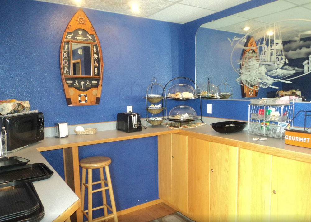 Lighthouse Cove Inn Bandon Luaran gambar The interior of the station's cafe