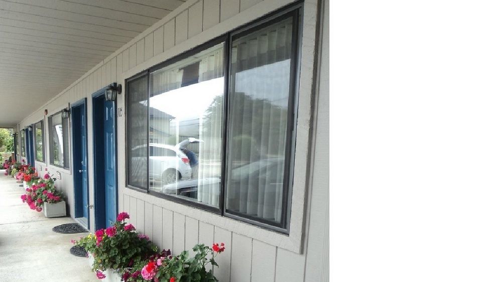 Lighthouse Cove Inn Bandon Luaran gambar A set of three sliding windows